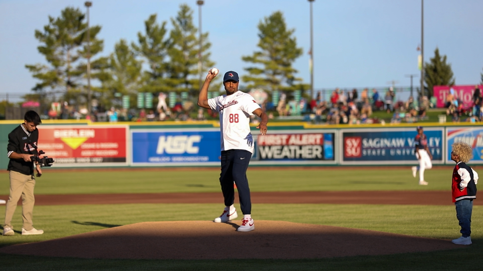 Men&rsquo;s Basketball Head Coach Chris Fowler Throws First Pitch at Great Lakes Loons Game